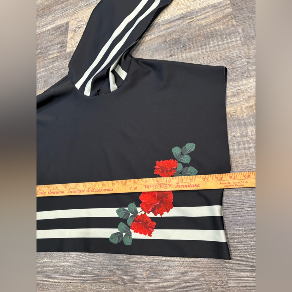 UltraCor Black hooded crop top Size Medium Roses stripes Ultra Cor - Picture 6 of 8
